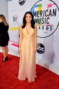 Camila Mendes 25dd8d902013044