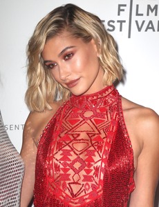 Hailey Baldwin 5e606b944402604