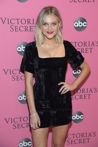 Kelsea Ballerini  6c1e171027711664