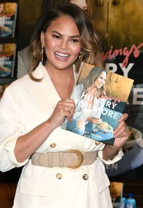 Chrissy Teigen 101fd6986582224