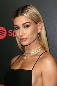 Hailey Baldwin 87a352904410854