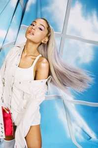 Ariana Grande 8072e9894104554