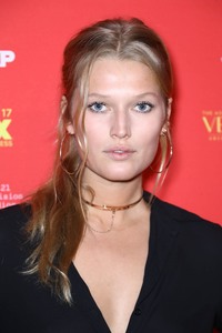 Toni Garrn 2eab93906185474