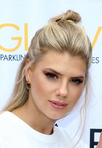 Charlotte McKinney  708ffc895810274