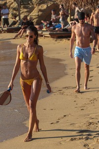 Izabel Goulart  3beb99921796384