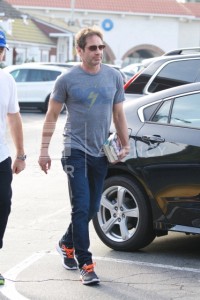 2018/01/02 - David Duchovny pick up book from the store 9d53f9706188253