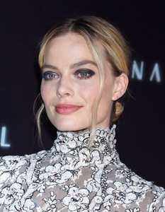 Margot Robbie 5ec329900064844