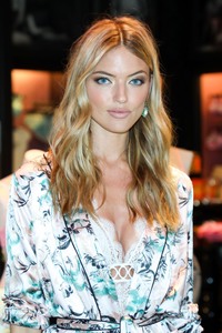 Martha Hunt 2defc8895835514