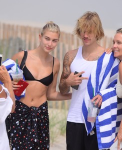 Hailey Baldwin 887c94911818854