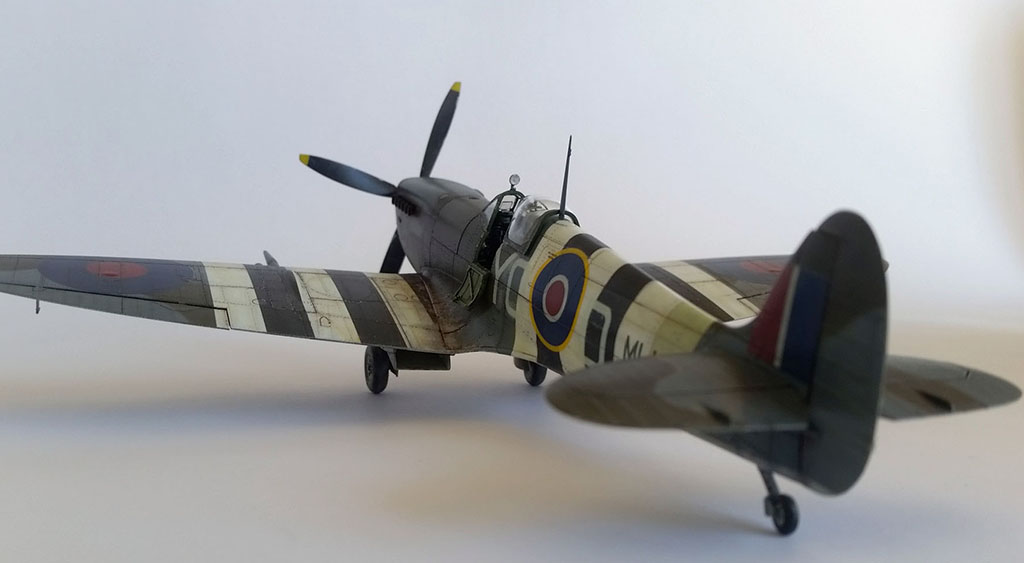 Spitfire Mk9 du 401 squadron juin/juillet 44 Spit_46