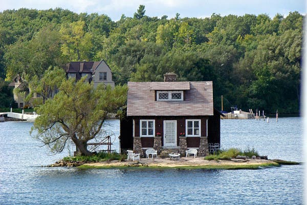 Pulau Ini Hanya Muat Untuk Satu Rumah! Just-room-enough-600x400