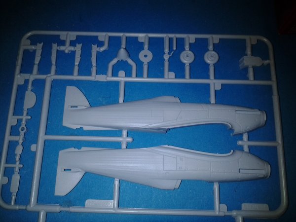 [Comparatif] Hurricanne Mk.IIc [Airfix/Academy] 160017ce-a667-4e72-ad5c-372485208eac