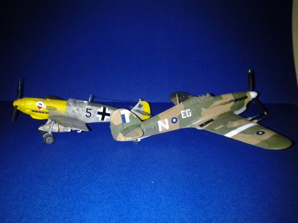 Hawker Hurricane Mk.IIc trop. academy 1:72 F2da350c-fc19-49ae-8cb5-f8188115602b