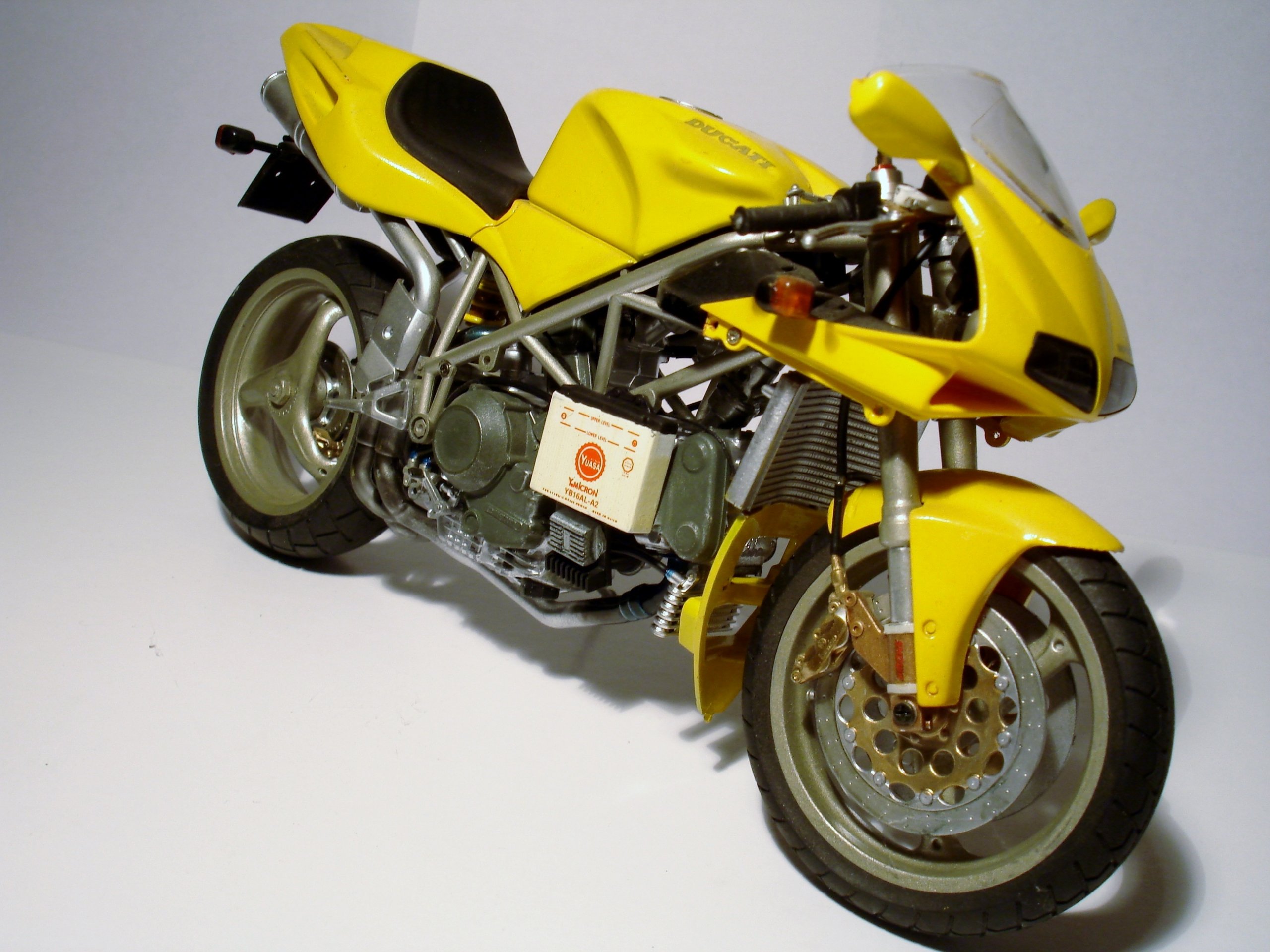 Sa majesté Ducati 916 tamiya 1/12 1ad0c32f-41a8-411a-a50a-bb0b21863c29