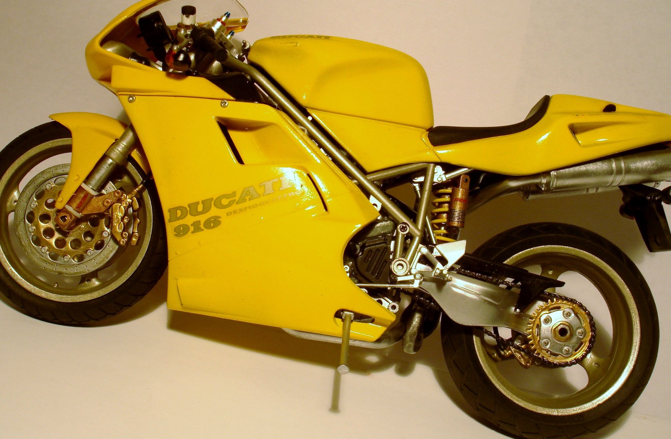 Sa majesté Ducati 916 tamiya 1/12 99ded32c-1342-4755-9427-99b3d03c7418