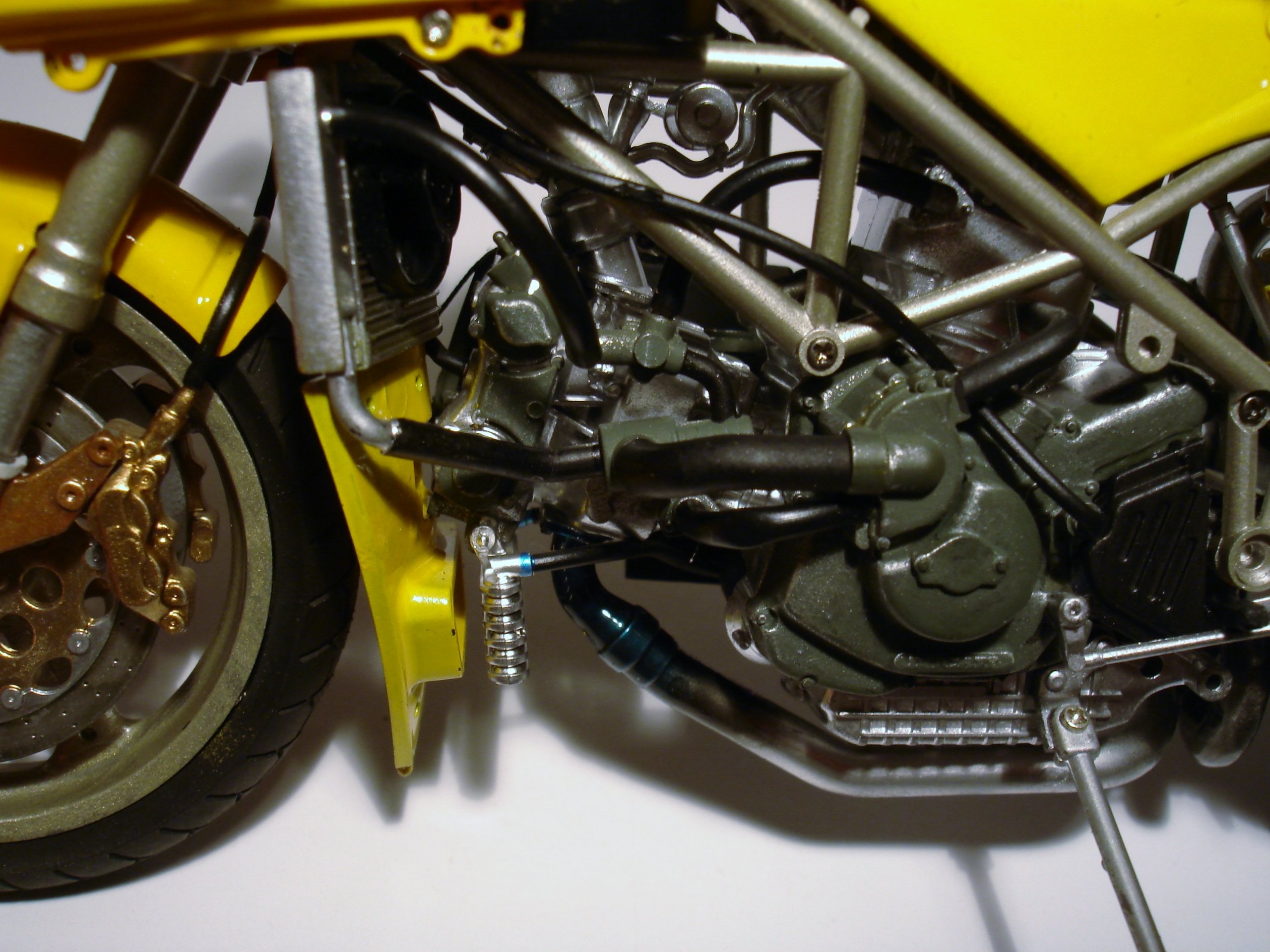 Sa majesté Ducati 916 tamiya 1/12 B1e40730-eeba-4bb1-bee3-d397c6db9297