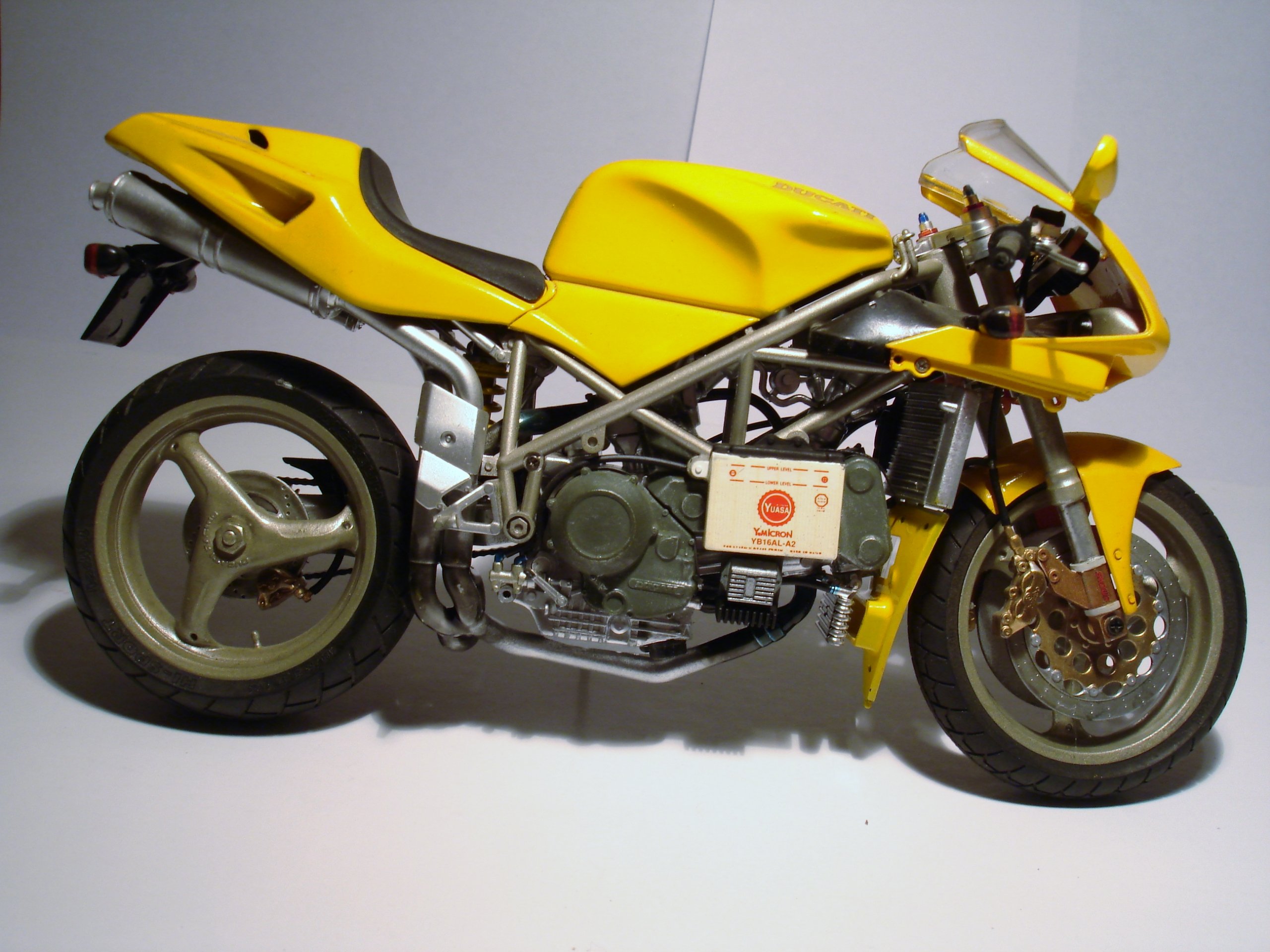 Sa majesté Ducati 916 tamiya 1/12 E2bb604a-c056-43a0-ba2c-e5634db47281