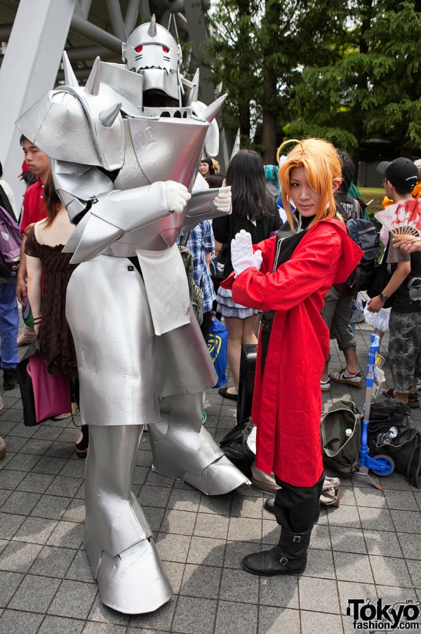 Photos de beaux cosplays  lors des conventions francaises ou etrangeres (sur le net) Comiket-Cosplay-Summer-2010-007-G0038-600x903