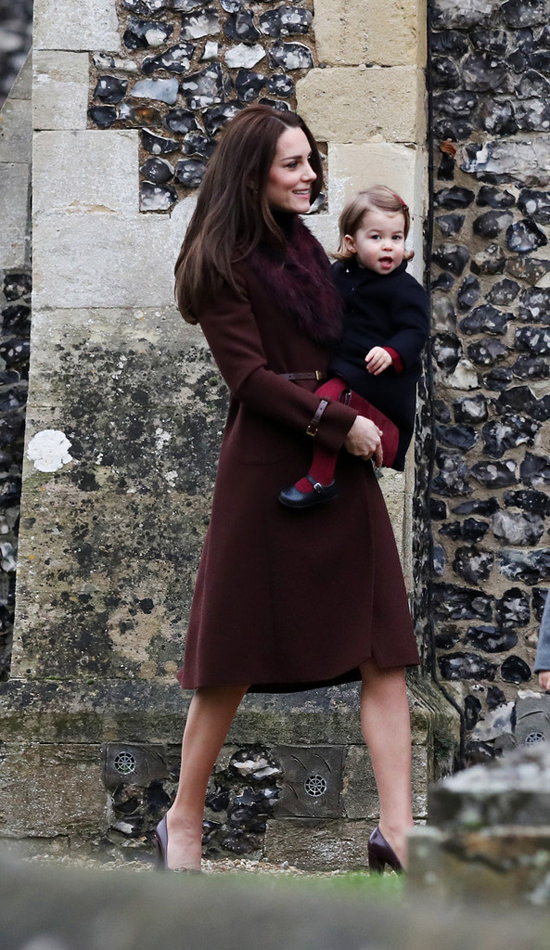 PRINCIPITOS CAMBRIDGE  Catherine-Duchess-Cambridge-Kate-Middleton-Prince-William-Prince-George-Princess-Charlotte-Christmas-Day-Fashion-Tom-Lorenzo-Site-6