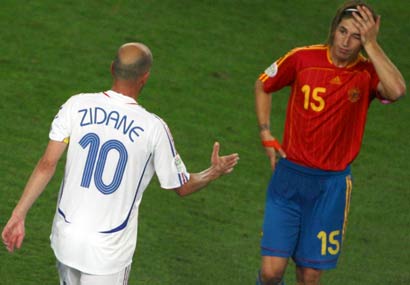  نبــذة علــى طريقتــي " Sergio Ramos " Im_foot_esp_mundial_06_Francia_Zinedine_Zidane_Sergio_Ramos_final_partido_1_3