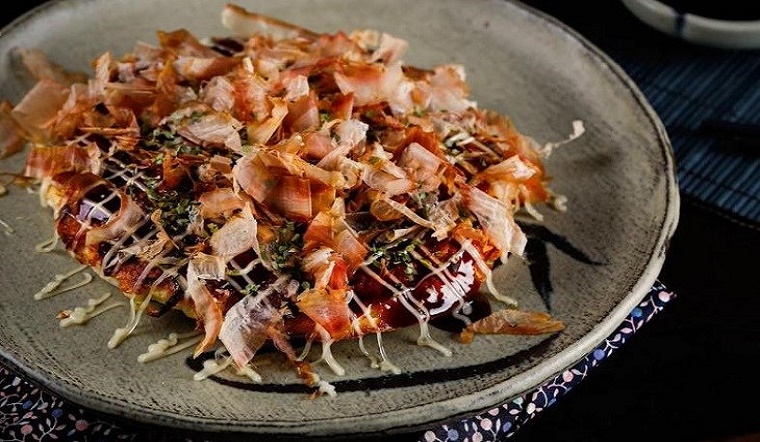 Cách làm bánh xèo Nhật Bản cùng Hải sản ngon Hải Phòng Hoc-ngay-cach-lam-okonomiyaki-mon-banh-xeo-doc-dao-cua-nhat-ban-202109250048173153