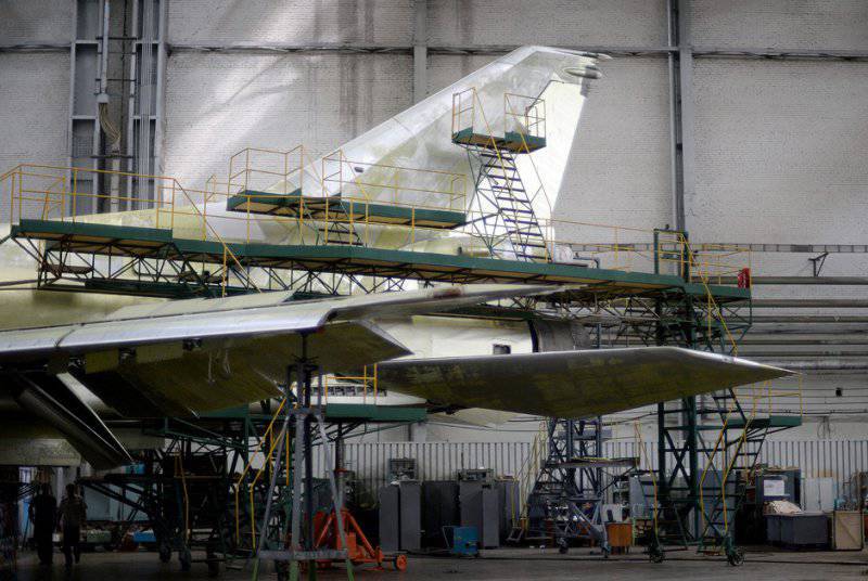 صور من مصنع كازان حيث يتم تطويرالطائرات القاذفه الروسيه  Tu-22M الى الطراز Tu-22M3 1404503981_16