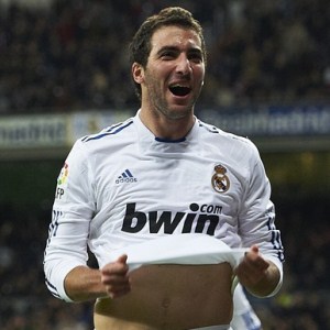 طبيب هيغواين . أصابته كانت تودي بحياته المهنية  Gonzalo-Higuain-2