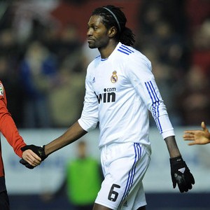 راؤول .. غاندى واقزامه الأحد عشر .. وبعض الهمسات والهراء الذى لابد منه !! Emmanuel-Adebayor-Real-Madrid-8