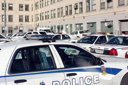 Accueil de la centrale du parc Victoria a Quebec: Garda à la place des policiers Central-victoiria-quebec