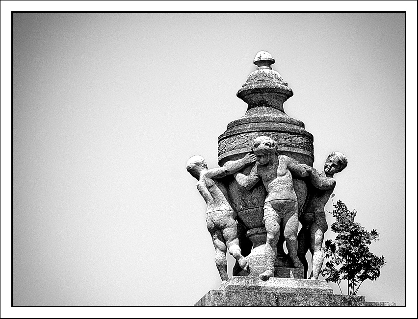 Les trois frères... Statuep