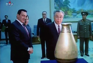  The Diplomat : ماذا نعرف عن العلاقات العسكرية بين مصر وكوريا الشمالية ؟ Hosni_mubarak_with_kim_ii_sung