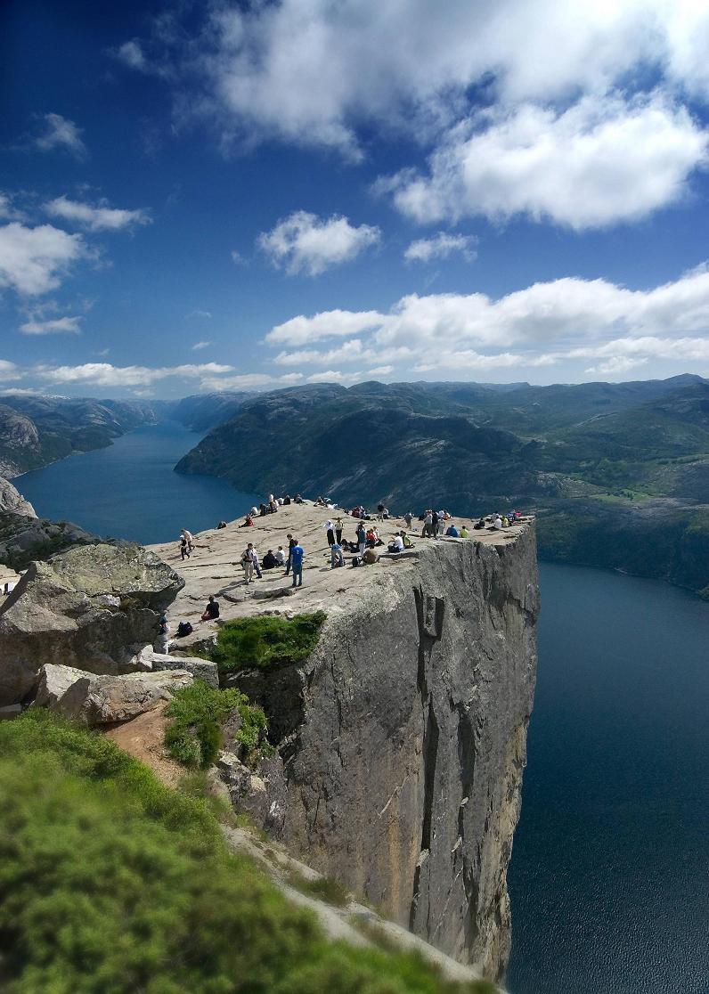 இயற்கை எழில்.03 - Page 7 Preachers-pulpit-in-norway-preikestolen