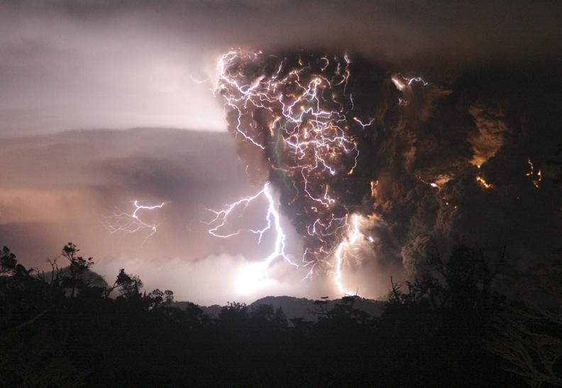 30 Bencana alam yang "terlalu indah" untuk dilewatkan Chaiten-volcano