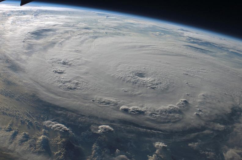 30 Bencana alam yang "terlalu indah" untuk dilewatkan Hurricane-felix-from-space