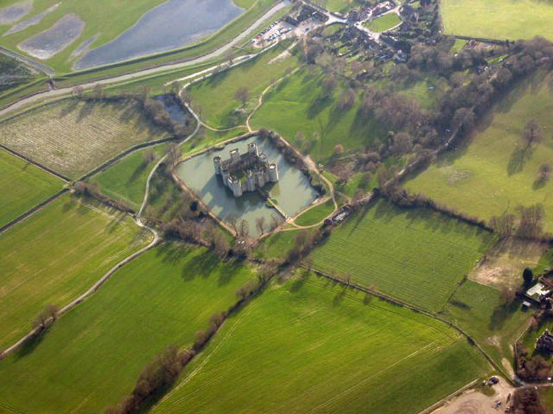 உலகம் சுற்றிப் பார்ப்போம் Aerial_photo_of_Bodiam_Castle