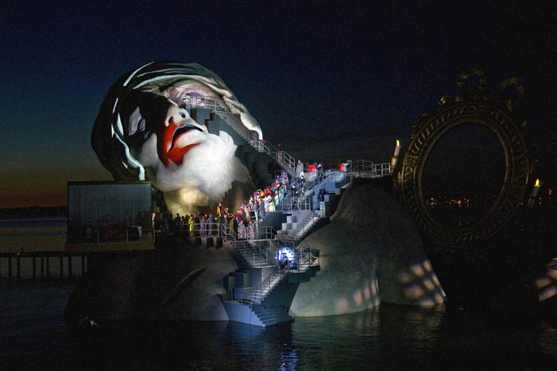 ரசனையான புகைப்படம்! - Page 3 Outdoor-stage-opera-on-the-lake-bregenz-austria-andre-chenier-3