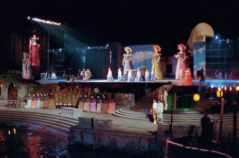 ரசனையான புகைப்படம்! - Page 3 The-tales-of-hoffmann-outdoor-lake-stage-bregenz-festival