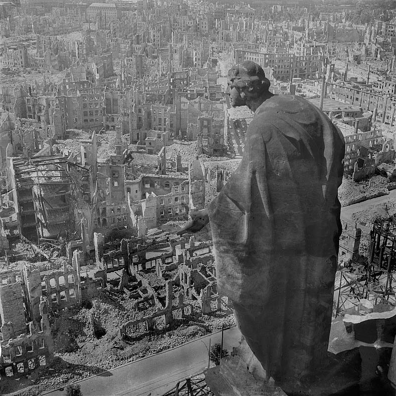 أفضل مجموعه صور تم نشرها على شبكه الانترنت خلال عام 2012 The-bombing-of-dresden-statue-overlooking-city