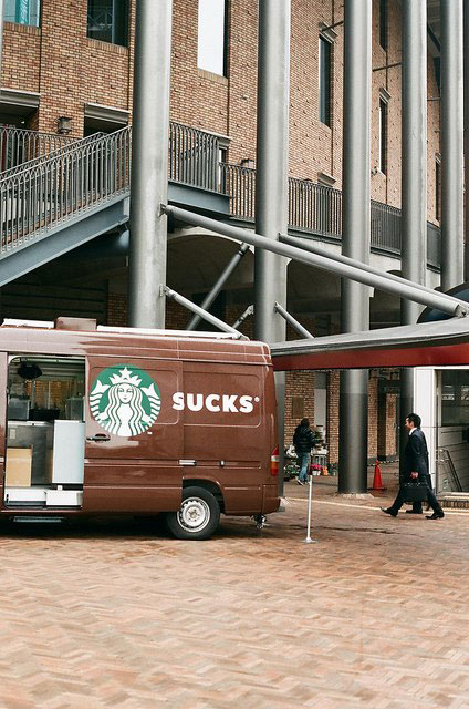 الصورة المناسبة في الوقت المناسب:لحظات طريفة Starbucks-fail-van-perfect-timing