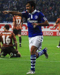 2 Goal RauL Menangkan Schalke 115954_news