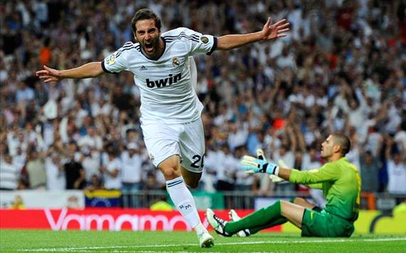 Gonzalo Higuaín comienza la temporada más entonado con el gol que Karim Benzema 206441hp2