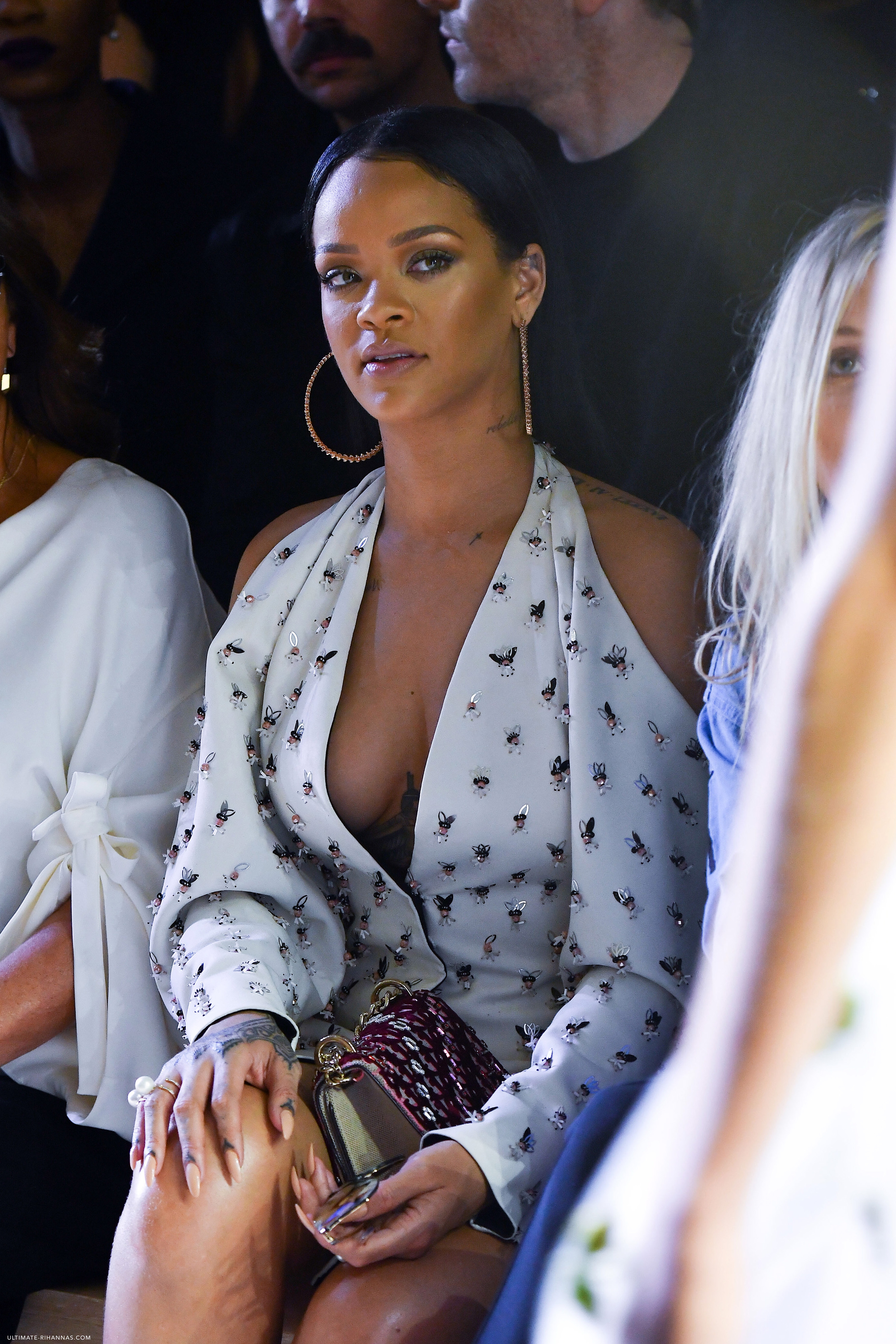 Rihanna    - Página 11 Rihanna_Paris_Fashion_Week_Dior_Show_Sep_30_2016_001