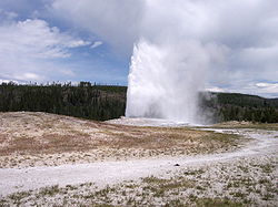 Volcan Yellowstone Old_Faithful_Geyser_Yellowstone_National_Park