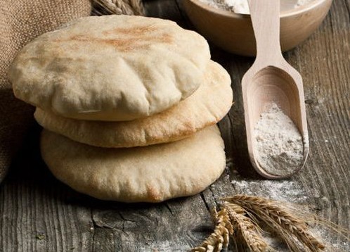 طريقة عمل الخبز العربي 2019 1538401005452