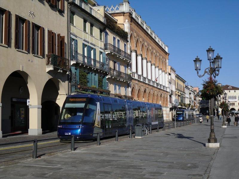 Elektrische Traktion im Stadtverkehr von Padua 7030791qbx