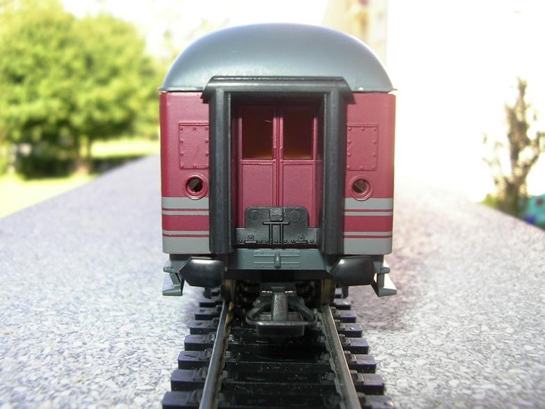 FS Schnellzugwagen grau / rot und Eurofimawagen 7361249hup