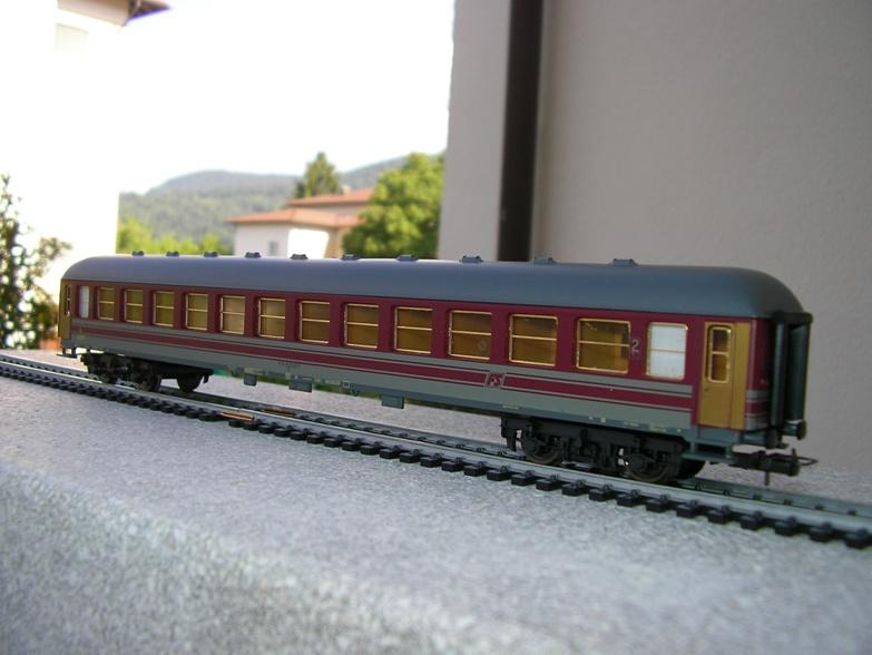 FS Schnellzugwagen grau / rot und Eurofimawagen 7361252gem