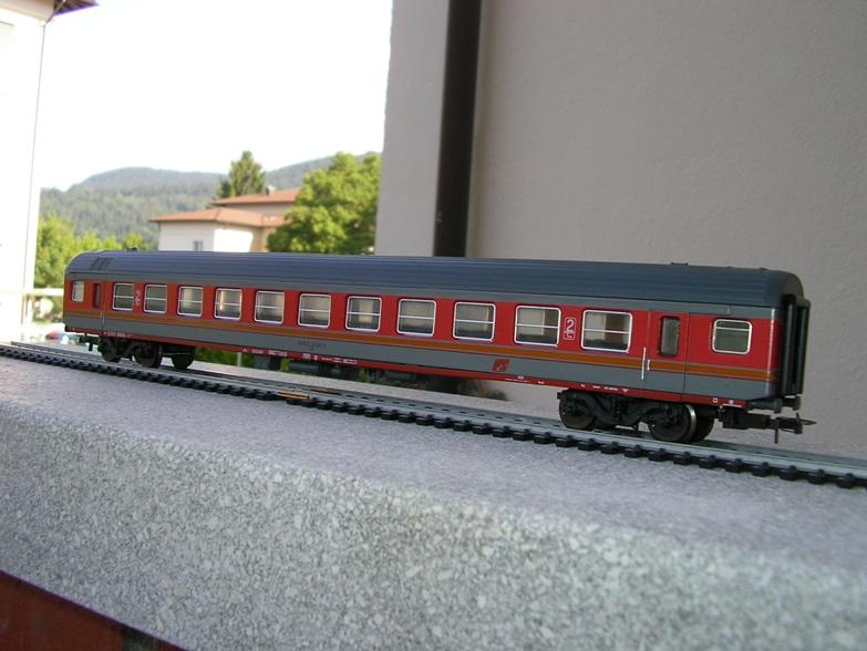 FS Schnellzugwagen grau / rot und Eurofimawagen 7361289uxs