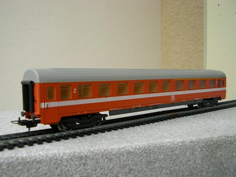 FS Schnellzugwagen grau / rot und Eurofimawagen 7361319hnl