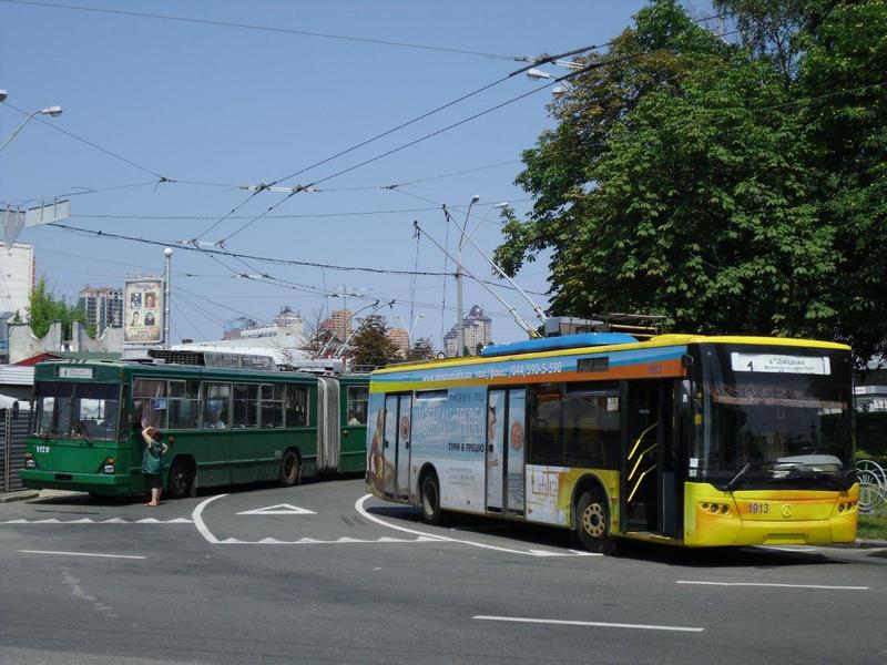 Kiew - about 400 trolleybuses in service 8209027ijv